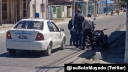 Policía arresta a manifestantes en Nuevitas, en agosto de 2022. (Foto: @IsaSotoMayedo)