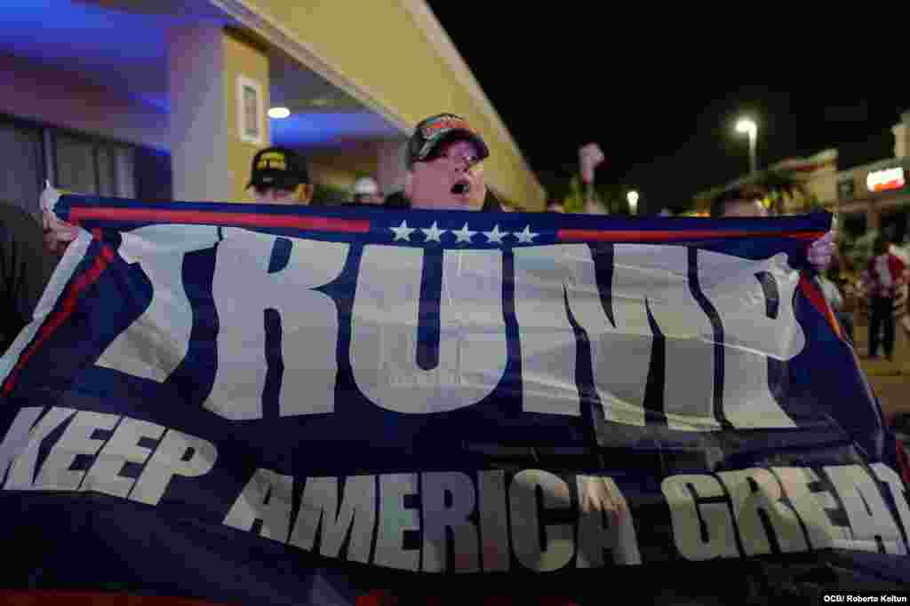 Cubanos se manifiestan dando la victoria a la reelección de Donald Trump.