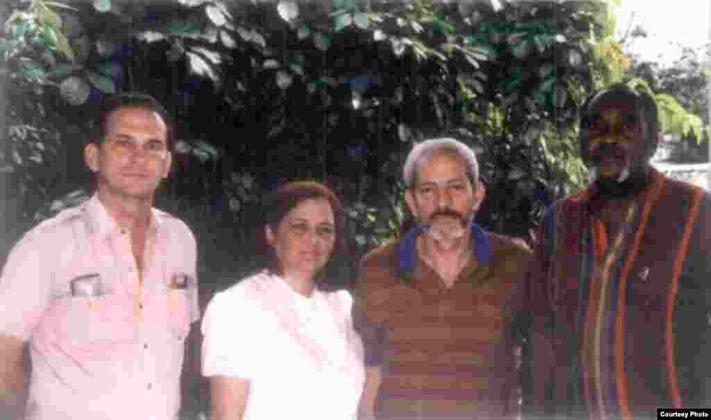 Numerosas propuestas de la oposición han sido divulgadas desde Radio Martí, tal es el caso de La Patria es de Todos que en 1997 promovieron René Gómez Manzano, Martha Beatriz Roque, Vladimiro Roca y Félix Bonne Carcassés.