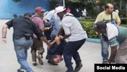 Lázaro Yuri Valle Roca, periodista y nieto del fundador del Partido Comunista de Cuba, Blas Roca, es arrestado en La Habana el 15 de junio de 2021. En julio de 2022, fue condenado a cinco años de prisión.(Foto: Facebook de Eralidis Frómeta).