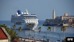 El Crucero Adonia pasa frente al Morro habanero.