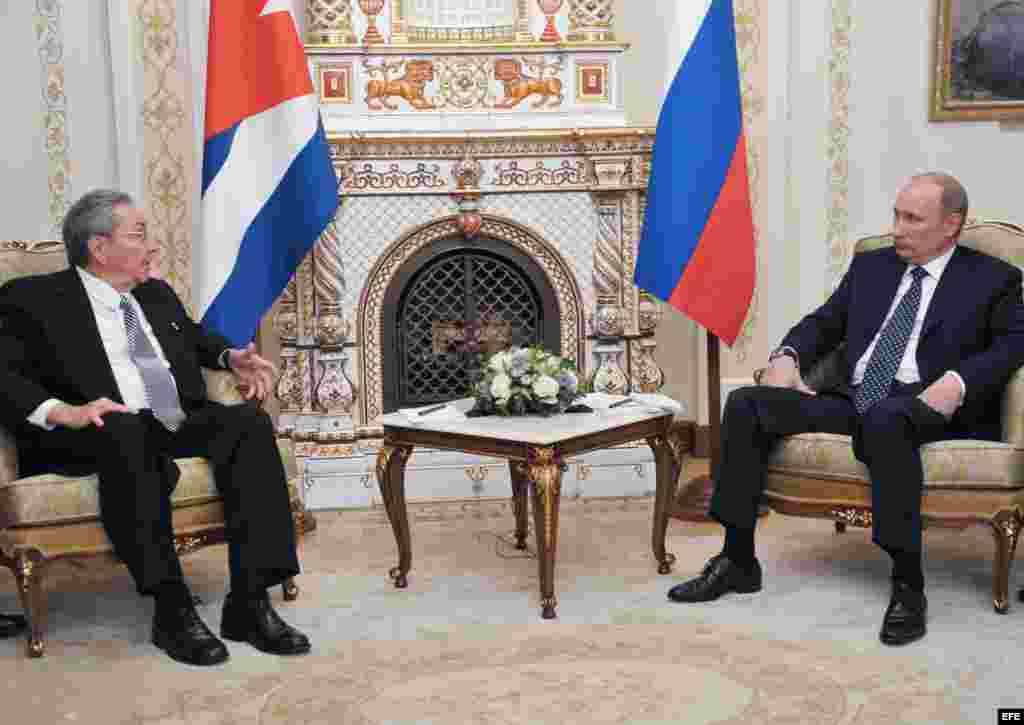 El gobernante ruso Vladimir Putin con su homólogo cubano Raúl Castro, en Moscú, Rusia, el miércoles 11 de julio de 2012, en una reunión para impulsar la cooperación entre ambos países.