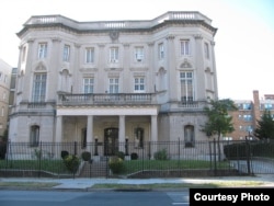 En la Sección de Intereses en Washington (foto) y la misión de Cuba en Nueva York, oficiales de inteligencia escudriñan el mundo académico.