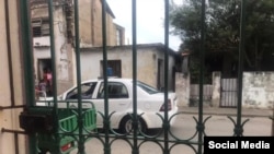 Una patrulla de la policía vigila la vivienda de un activista. (Archivo)