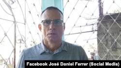 José Daniel Ferrer, en su vivienda, en el reparto Altamira de Santiago de Cuba, tras su salida de prisión en enero de 2025. (Captura de video/Facebook)
