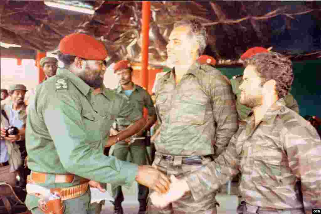 Savimbi saluda a los pilotos cubanos cuyo avión MIG fue derribado por las guerrillas. 