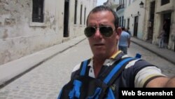 Lázaro Yuri Valle Roca en una calle de La Habana, haciendo su trabajo. (Facebook)