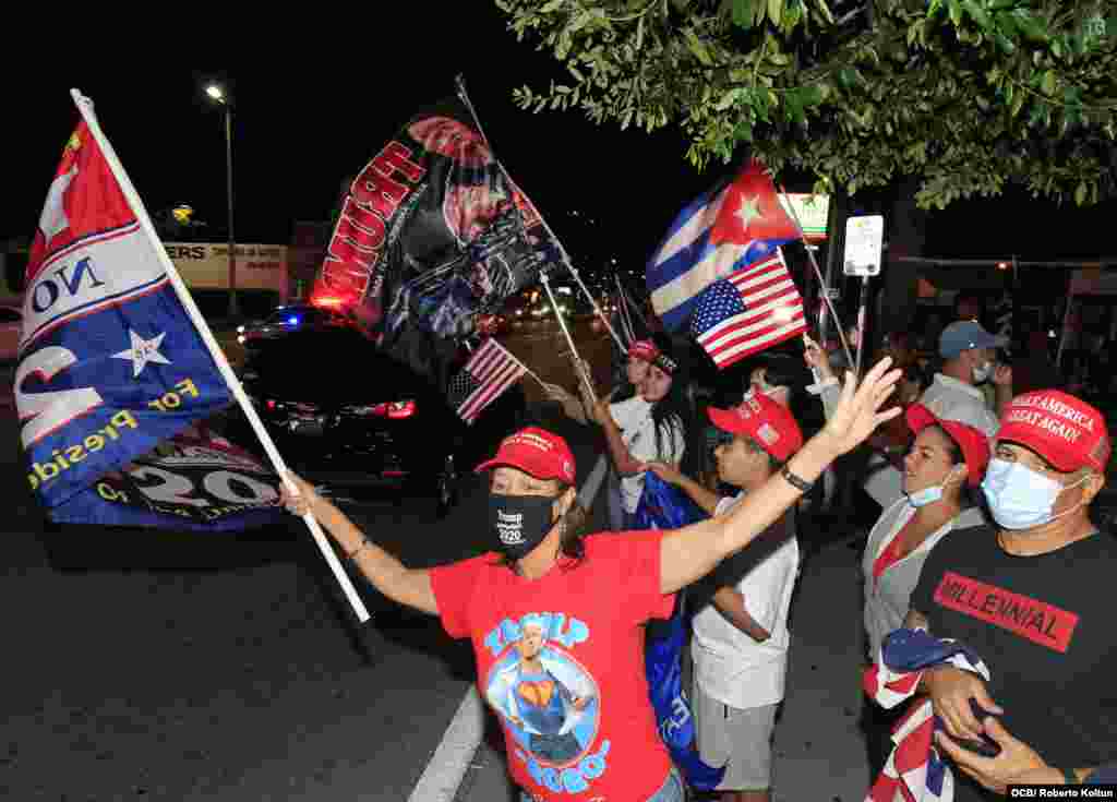 Cubanos se manifiestan dando la victoria a la reelección de Donald Trump.