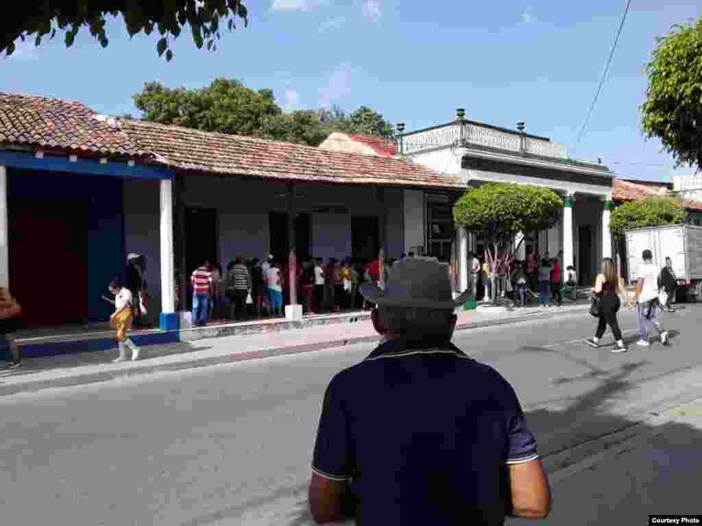 Una multitud se congrega en la tienda El Éxito, en Las Tunas, para comprar detergente. (Foto: Yolanda Carmenate)