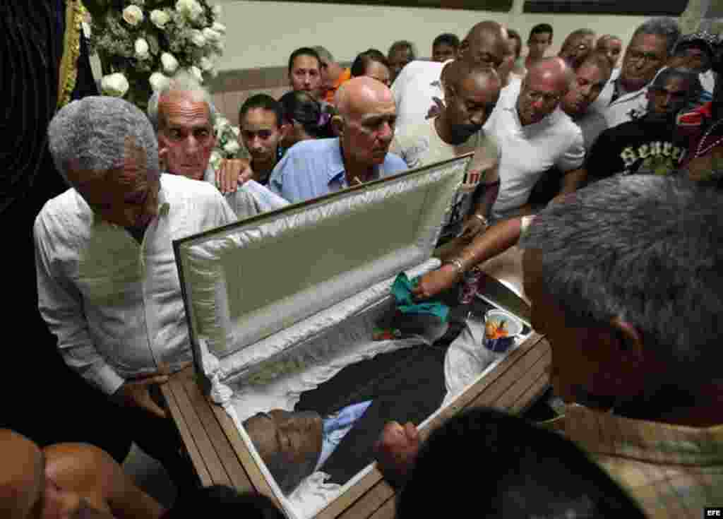 Decenas de personas asisten al velorio del exboxeador cubano Teófilo Stevenson hoy, lunes 11 de junio de 2012, en La Habana (Cuba). Stevenson, tres veces campeón mundial y olímpico, falleció en la capital cubana por una cardiopatía isquémica a la edad de